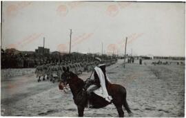 Gendarmes franceses desfilan ante la llegada de refugiados españoles republicanos al Campo de concentración de Argelés en Canet Plage (Pyrenees Orientales), 1939.  Perteneciente a un conjunto de fotografías de la llegada de refugiados españoles republicanos al Campo de concentración de Argelés al finalizar la Guerra Civil española, 1939.