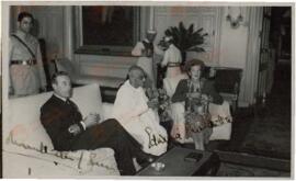 Mountbatten de Birmania (Lord Louis F. A. V. N. Mountbatten, 1900-1979), Mountbatten, Lady Edwina C. A. con Gandhi, M. K. (1869-1948)