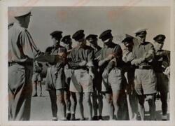 Grupo de voluntarios italianos recién enrolados por la Wehrmacht poniéndose el brazalete de ésta, 20 de diciembre de 1943.