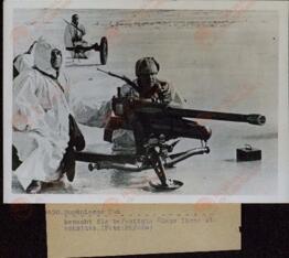 Dos fotografías de prensa de soldados alemanes en Rumanía, con nieve, 1944.