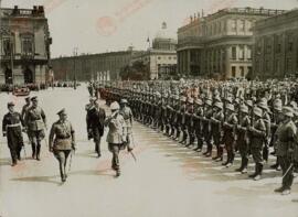 Dignatario extranjero pasando revista a las guardia de honor que presenta armas en la Wilhelmstrasse. Berlín, c. 1934