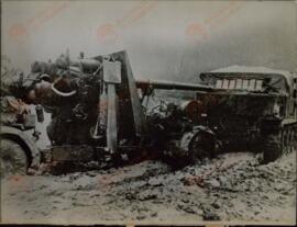 Fotografía de prensa. Pieza de artillería y su tracción alemana inmovilizada en el barro por la "rasputitsa". Campaña de Rusia.