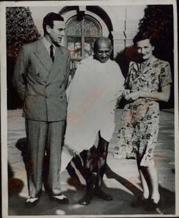 Sport & General: "Gandhi fotografiado con Lord y Lady Mountbatten en la casa del Virrey". 31 marzo 1947