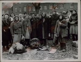 Campo de Julich. Trabajadoras esclavas, rusas y polacas, liberadas por el 9.º Ejército americano. 14 marzo 1945