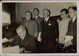 Ribbentrop, Molotov, Stalin. Pacto de no agresión