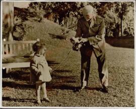 Crown Copyright: "El Mariscal de Campo Smuts con su ahijado en el Cairo"