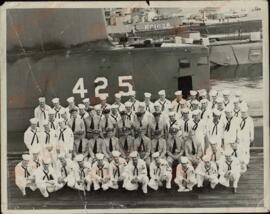 Marines y oficiales estadounidenses en un puerto