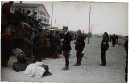 Refugiados españoles republicanos descargando su equipaje a su llegada al Campo de concentración de Argelés en Canet Plage (Pyrenees Orientales), 1939.  Perteneciente a un conjunto de fotografías de la llegada de refugiados españoles republicanos al Campo de concentración de Argelés al finalizar la Guerra Civil española, 1939.