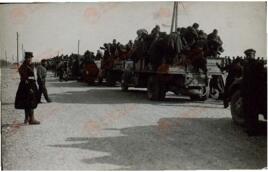Refugiados españoles llegando en camiones al Campo de concentración de Argelés en Canet Plage (Pyrenees Orientales), 1939.  Perteneciente a un conjunto de fotografías de la llegada de refugiados españoles republicanos al Campo de concentración de Argelés al finalizar la Guerra Civil española, 1939.