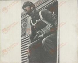 Paracaidista a punto de saltar del avión