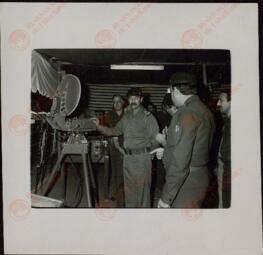 Sadam Hussein (1937-2006) visitando un centro de comunicaciones.