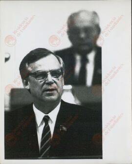 El Primer Ministro soviético Nikolai Ryzkhov durante la exposición del informe sobre las perspectivas económicas de su país, en la segunda jornada de sesiones del Congreso de los Diputados de la Unión Soviética, Moscú, 13 de diciembre de 1989. (EFE-AP)