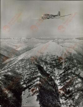 Fotografía de un Aeroplano sobre el Pico Chekhov, en la región de Sakhalin, c. 1970