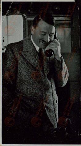 Dos fotografías. Adolf Hitler hablando por teléfono / Adolf Hitler con niña.