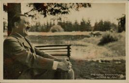 Hitler sentado en un banco, en el campo, sonriendo. Estudio de Heinrich Hoffmann.
