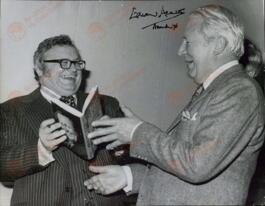 Heath, Edward (1916-2005). Primer Ministro del Reino Unido (1970-1974) recibiendo un libro a manos del actor y tenor Harry Secombe.