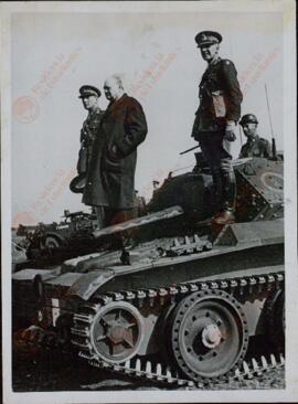 Fox Photos: Churchill en un tanque junto a otros militares