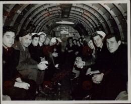 Grupo de marines en el interior de un avión