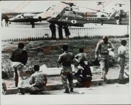 EFE/UPI: "Pilotos y otros miembros de las fuerzas aéreas y de la marina japonesa preparados, en el aeropuerto de Wakkanai, para salir en busca de los restos del Boeing 747 de las Líneas Aéreas Coreanas, presuntamente derribado por cazas soviéticos sobre la isla de Sajalin." Wakkanai, 2 de Septiembre de 1983.