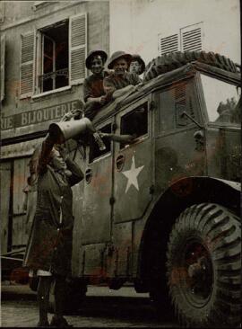 Crown Copyright: "Los británicos cruzan el Sena". 30 agosto 1944