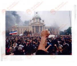 Quidu, Noël. (1956-). Revolución en Belgrado, los manifestantes sitian el Parlamento. Caída de Milosévic, Belgrado, Yugoslavia.