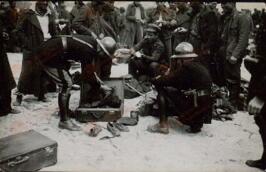 Gendarmes franceses atendiendo a españoles en el Campo de concentración de Argelés en Canet Plage (Pyrenees Orientales), 1939.  Perteneciente a un conjunto de fotografías de la llegada de refugiados españoles republicanos al Campo de concentración de Argelés al finalizar la Guerra Civil española, 1939.