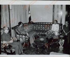 Sadam Hussein (1937-2006) reunido con miembros de su Gobierno, incluido Tarek Aziz