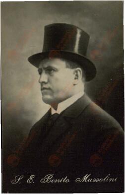 Mussolini, Benito. Manuscrito con declaraciones de Mussolini y postal con su imagen (fotocopia)