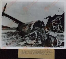 Fotografía de prensa. Bombardero británico derribado por la defensa antiaérea alemana, c. junio 1944.