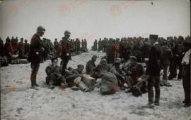 Refugiados españoles sobre la arena de la playa rodeados por gendarmes franceses en el Campo de concentración de Argelés en Canet Plage (Pyrenees Orientales), 1939.  Perteneciente a un conjunto de fotografías de la llegada de refugiados españoles republicanos al Campo de concentración de Argelés al finalizar la Guerra Civil española, 1939.