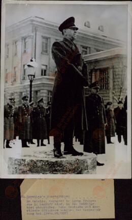 Fotografía del Dr. Ante Pavelic (1889-1959), jefe del Estado de Croacia, con un grupo de oficiales alemanes y croatas.