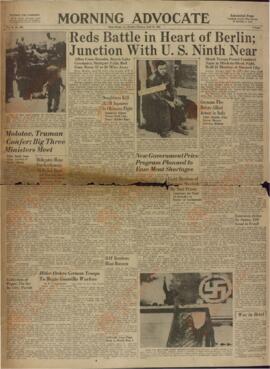 "Morning Advocate", Baton Rouge, Lunes, 23 de Abril de 1945. "Los rojos batallan en el corazón de Berlín."