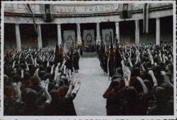 Fotografía de una concentración de secciones femeninas de FET y de las J.O.N.S., en el Palacio de Carlos V de Granada, 18 de julio de 1937.