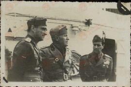 Mussolini flanqueado por 2 militares