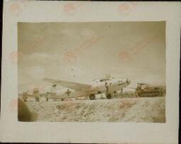 MacArthur, Douglas. "Avión de la cruz roja en el que viajó hacia la firma de rendición"