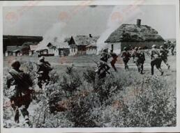 Fox Photos: "Soldados del ejército rojo conducen a los alemanes desde el pueblo". 16 septiembre 1942