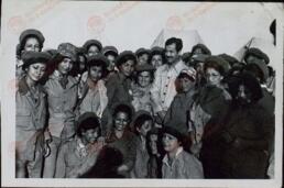 Sadam Hussein (1937-2006) con un grupo de mujeres, c. 1985.