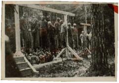 Fotografía de hombres asesinados en horcas comunes, en campo de concentración nazi, posiblemente Auschwitz.