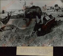 Fotografía de prensa de tanques soviéticos destruidos en la Campaña de Rusia.