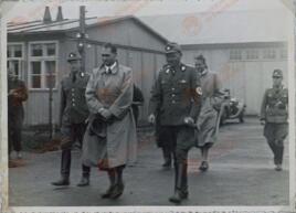 Hess, Rudolf. Inspección junto a personal uniformado