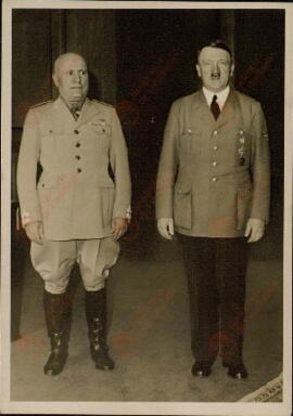 Hitler, Adolfo y Mussolini, Benito en el despacho del führer. Por Hoffmann. Munich, 18 junio 1940