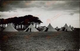 Tiendas de Campaña en el Campo de concentración de Argelés en Canet Plage (Pyrenees Orientales), 1939.  Perteneciente a un conjunto de fotografías de la llegada de refugiados españoles republicanos al Campo de concentración de Argelés al finalizar la Guerra Civil española, 1939.