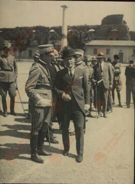 Fotos de Mussolini: (1) En la estación con Marconi, (1) Mussolini con militar, (1) Mussolini en arenga a las tropas, (1) Mussolini sentado como piloto