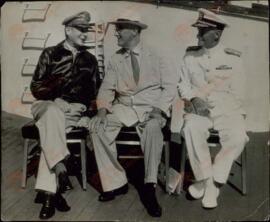 "El presidente Roosevelt habla con MacArthur y Nimitz". Hawaii, c. 1944