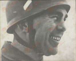 Primer plano de un soldado sonriente