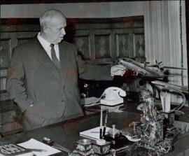 Colección Personal Sergei Smirnov (Fotógrafo Jefe de Izvestia): 1 fotografía de Kruschev en su despacho con un modelo de avión. (Fotografía incluida en el Índice redactado por Sergei Smirnov y donado en 2004)