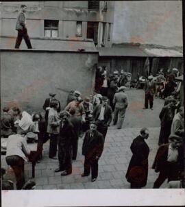 Niños judíos al llegar a la estación de tren de Praga dirigiéndose a los campos de la UNNRA en las zonas alemanas y austríacas ocupadas por los americanos