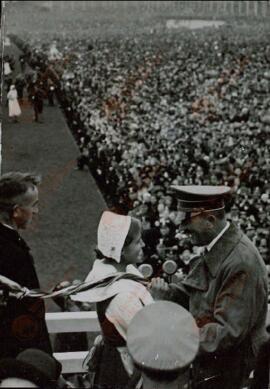 Hitler, Adolf. "El Führer saluda a una campesina". 3 octubre 1937