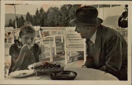 Hitler, Adolf con una niña. Por Hoffmann