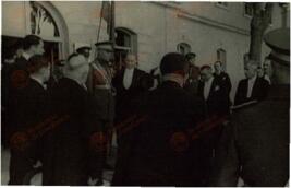 Fotografía impresa en papel postal de Mustafá Kemal, "Atatürk" (1881-1938) de pie rodeado de dignatarios, c. 1930.